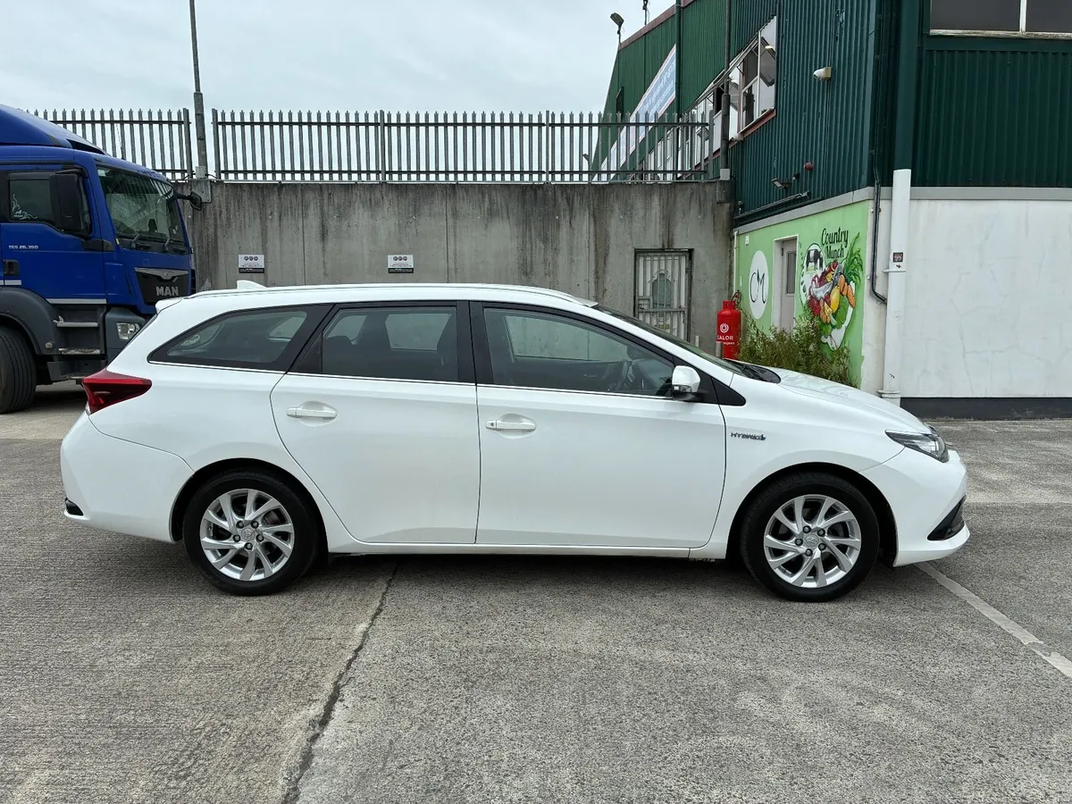 Toyota Auris 2018 1.8 AUTO HYBRID - Image 3