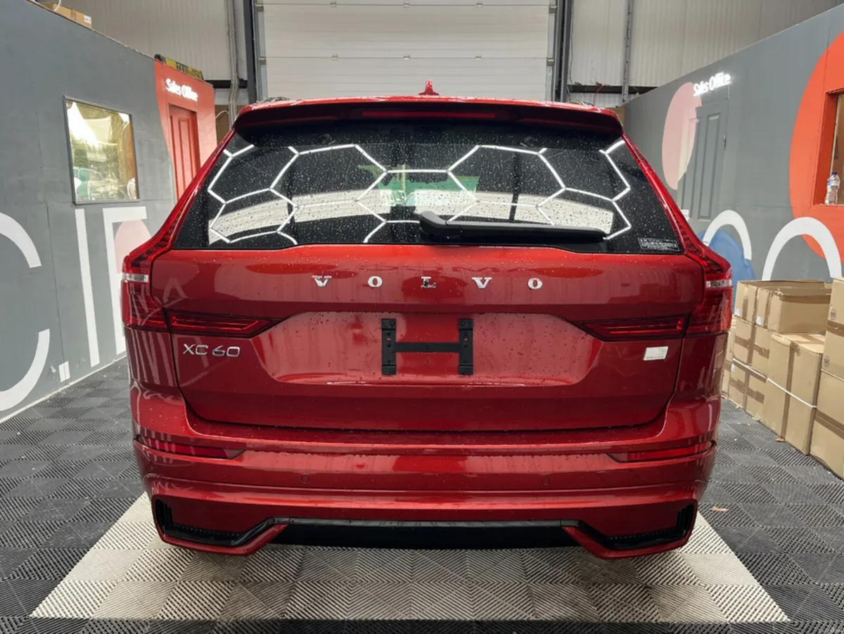 Volvo XC60 2024 VOLVO XC60 T6 PLUG-IN 2.0 AUTOMATI - Image 3