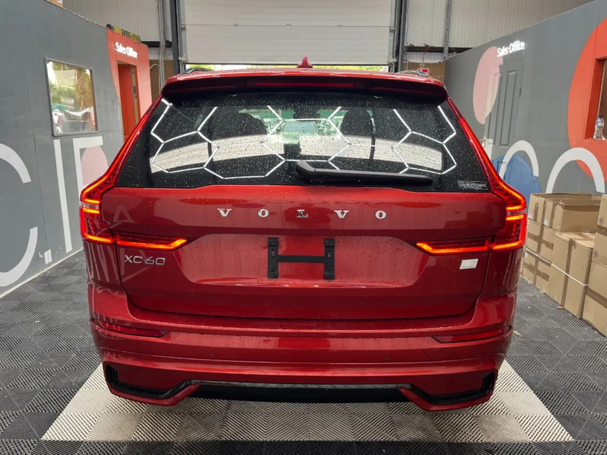 Volvo XC60 2024 VOLVO XC60 T6 PLUG-IN 2.0 AUTOMATI - Image 3