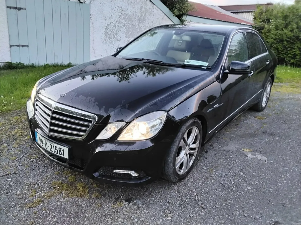 Mercedes benz E220 Automatic - Image 2