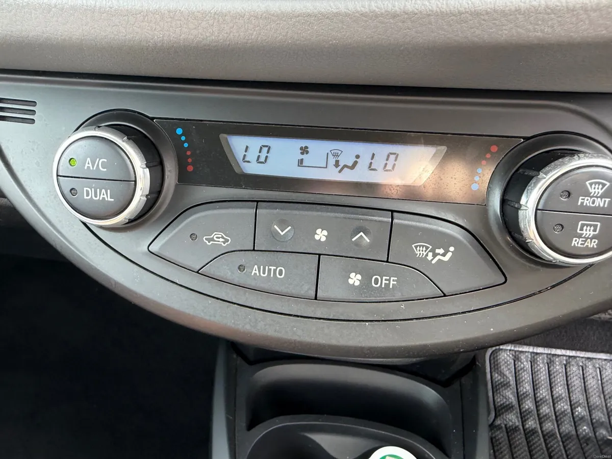 171 Hybrid Toyota Yaris Auto - Image 2