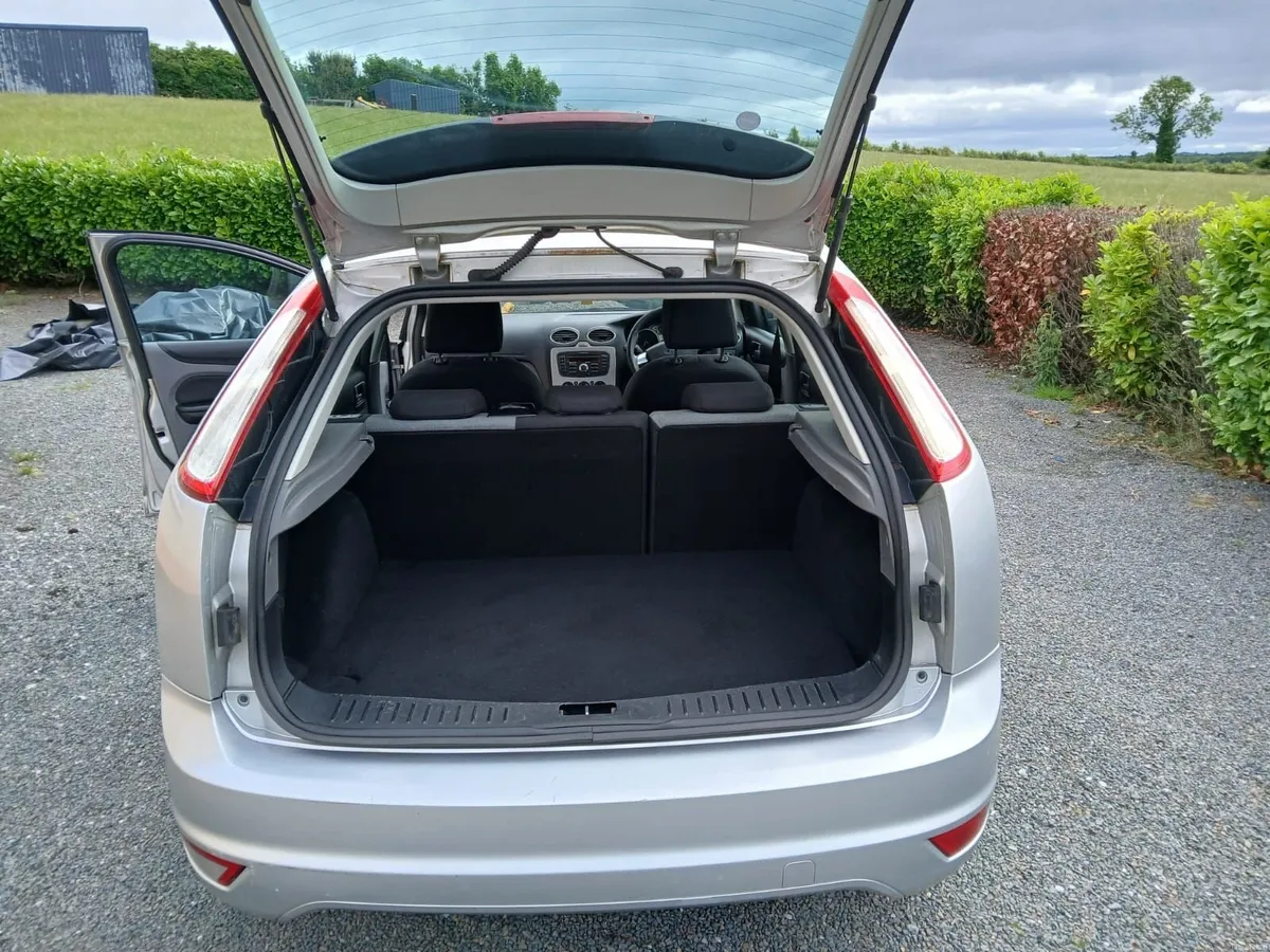 Ford Focus 2010 - Image 2