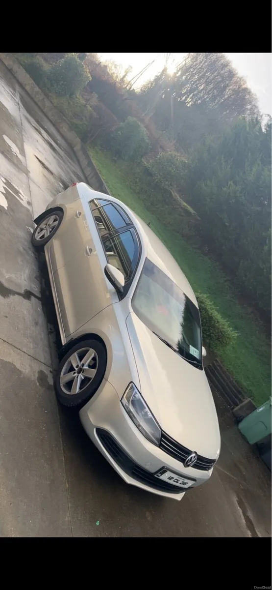 12 Volkswagen Jetta 1.6 - Image 2