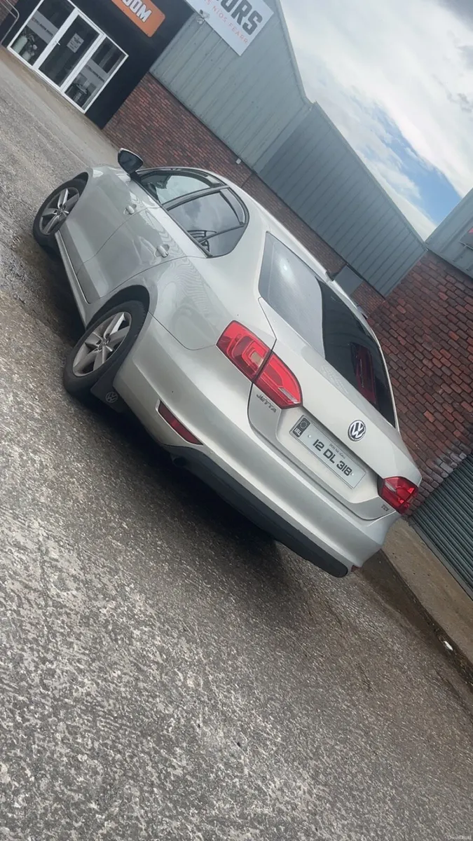 12 Volkswagen Jetta 1.6 - Image 4