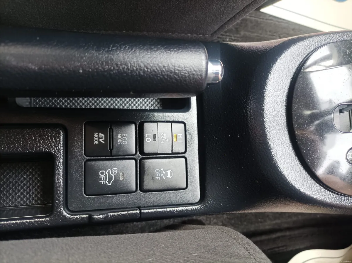 Toyota Yaris 1.5 Petrol Hybrid Automatic, 2017 - Image 5