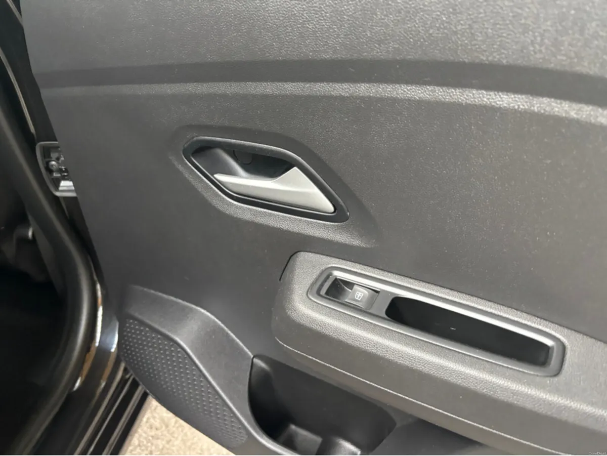 Dacia Sandero EXPRESSION TCE 90 CVT NBI 5DR - Image 2