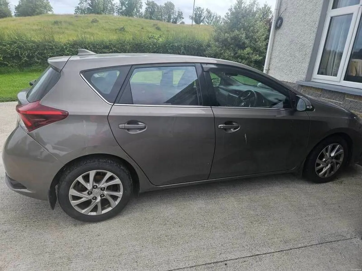 2017 Toyota Auris - Image 2