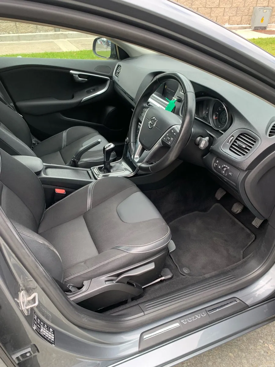 2018 Volvo V40 2.0 diesel, Nctd 3/28, tax 6/26 - Image 5