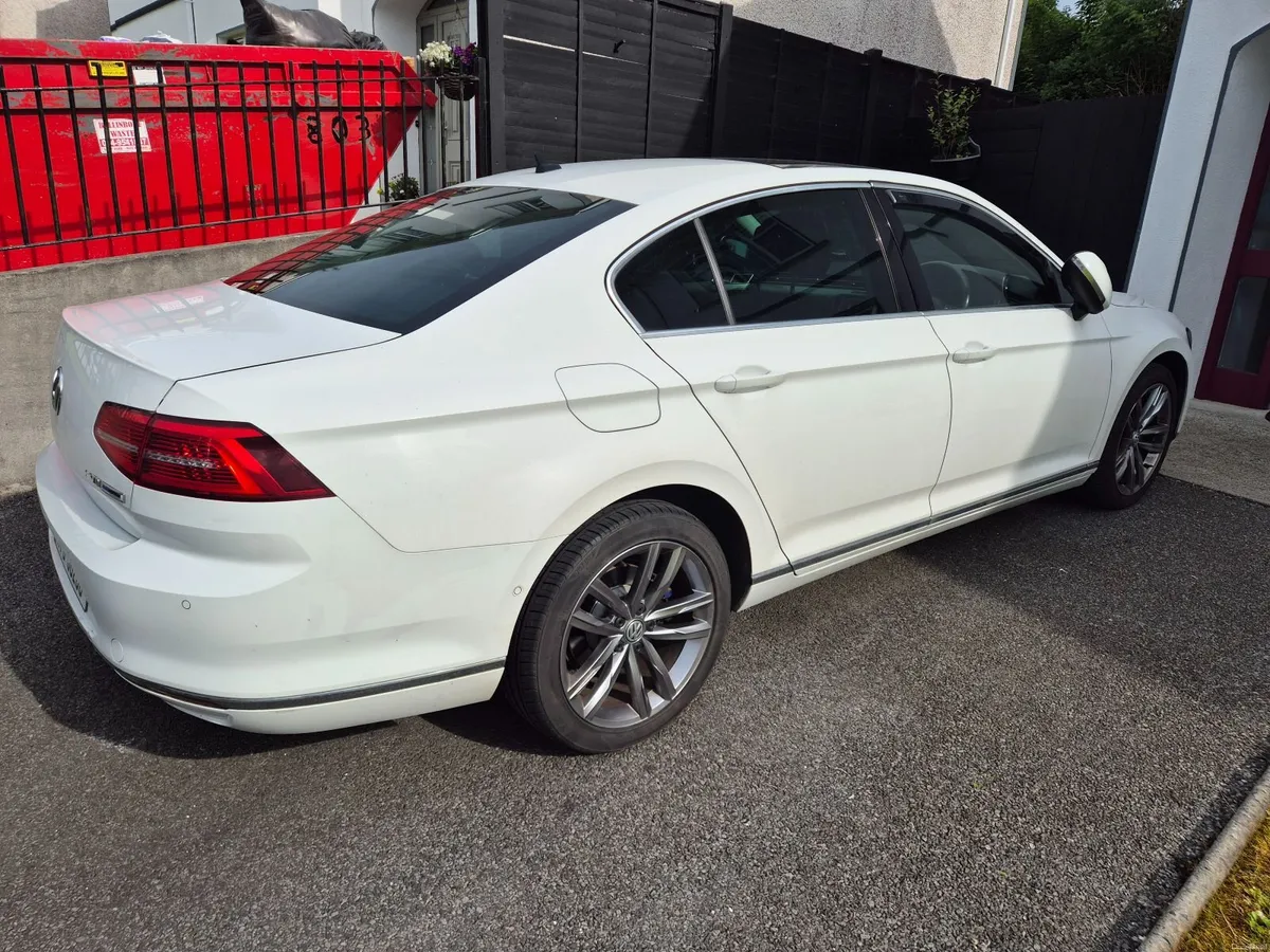 Volkswagen Passat 2017 - Image 2