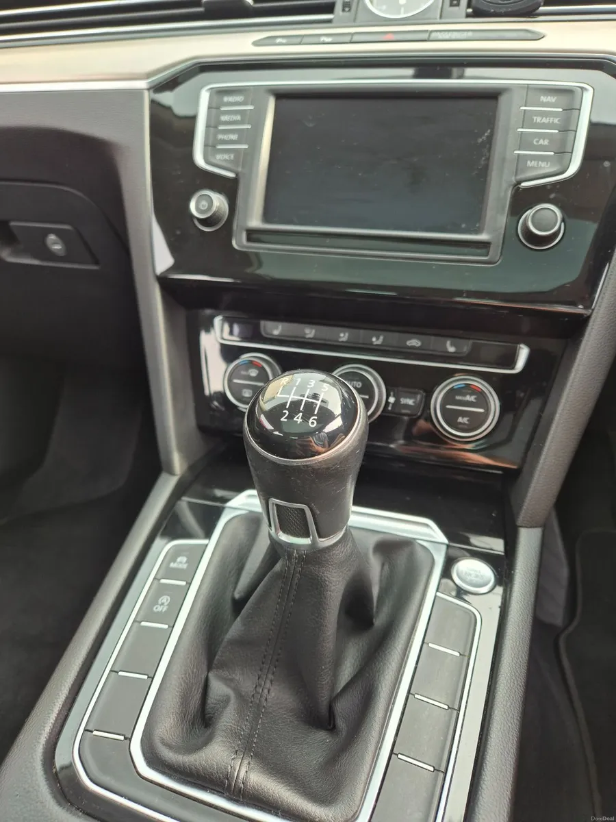 Volkswagen Passat 2017 - Image 5