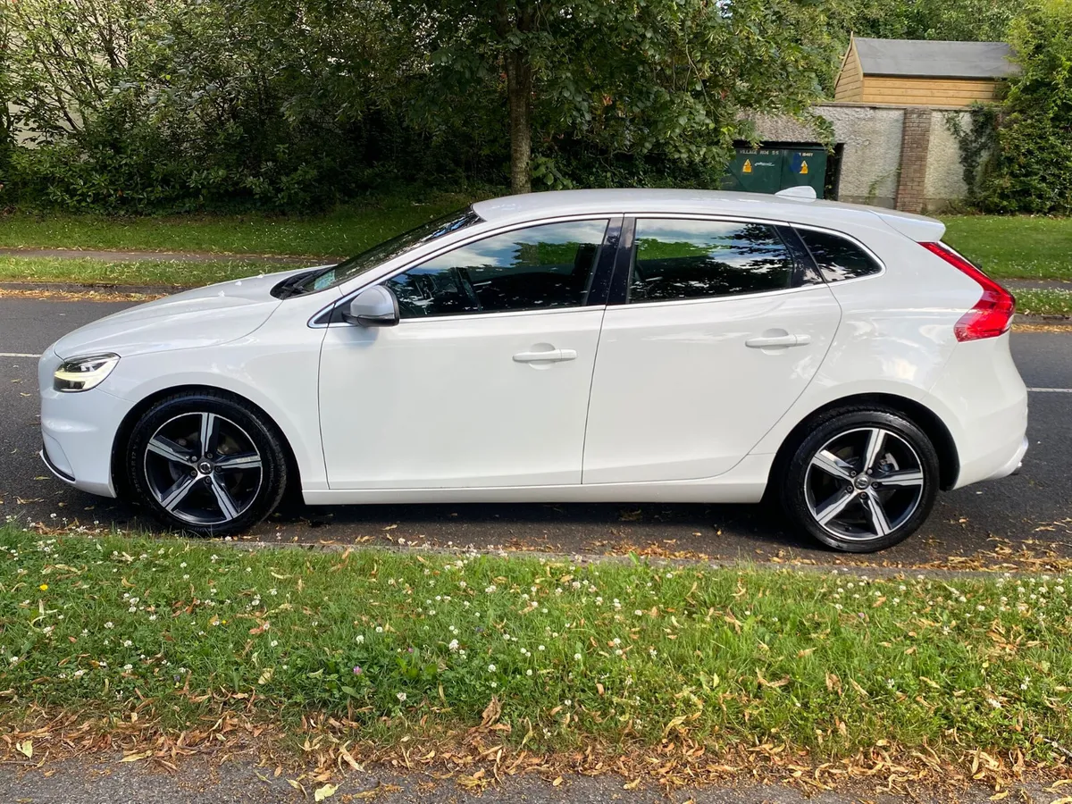 VOLVO V40 2.0D D2 R-DESIGN - Image 5