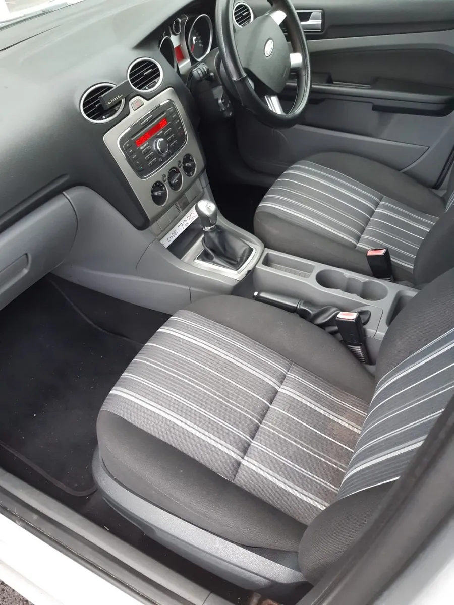 Ford Focus 2010 - Image 2