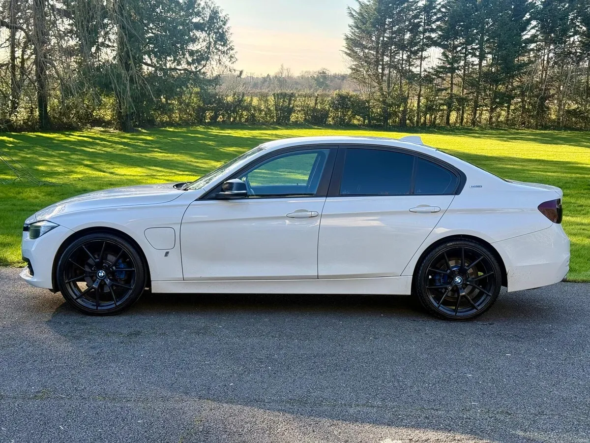 BMW 330e - Image 2