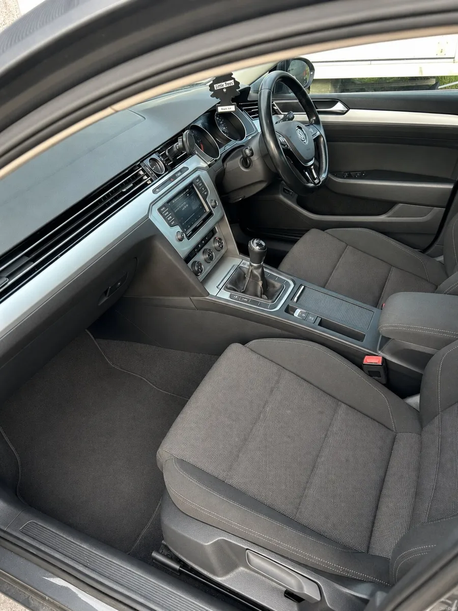 Volkswagen Passat 2015 - Image 2