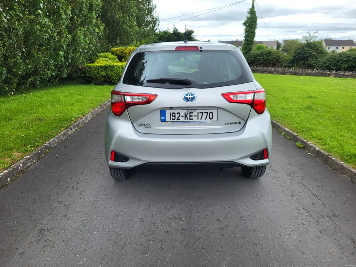 Toyota Yaris  HYBRID  AUTOMATIC . LOW KMS - Image 4