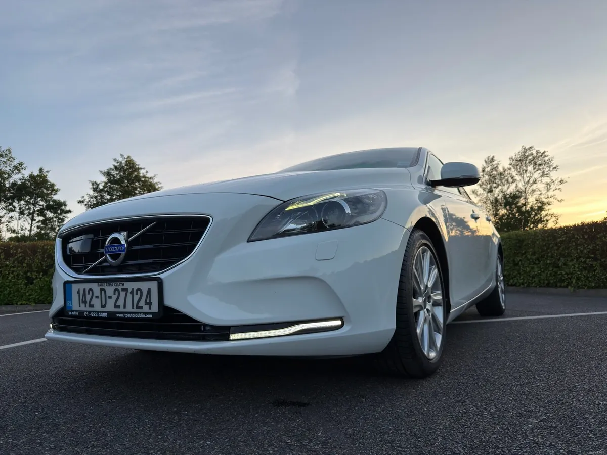 Volvo V40 1.6Diesel, NewNct, HightSpec, LowMileage - Image 3
