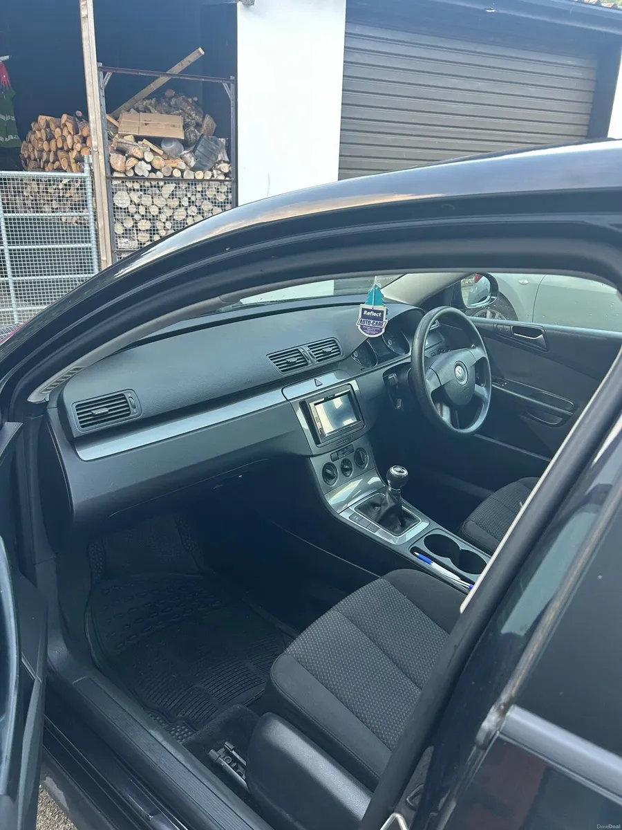 2.0L Volkswagen Passat - Image 4