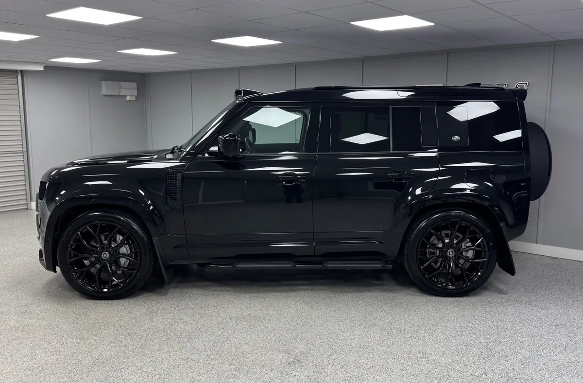 2023 Land Rover Defender 110 X-Dynamic HSE P400E - Image 4
