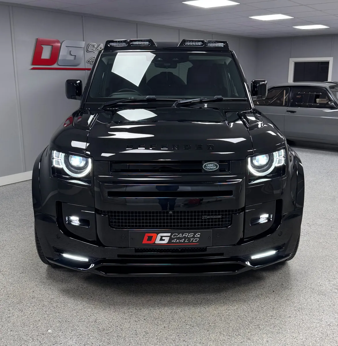 2023 Land Rover Defender 110 X-Dynamic HSE P400E - Image 2