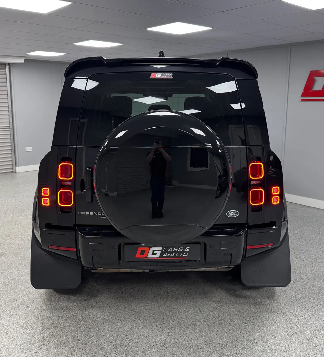 2023 Land Rover Defender 110 X-Dynamic HSE P400E - Image 6