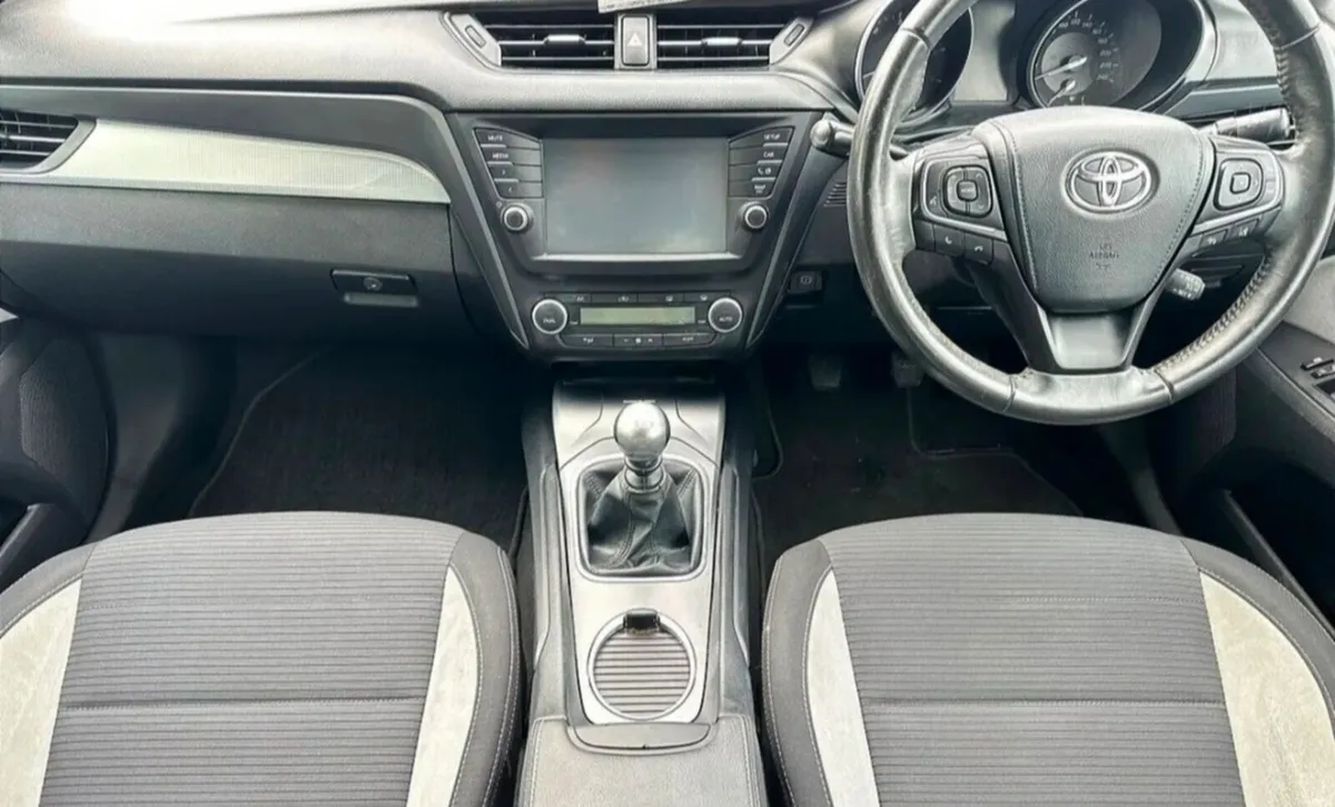 162 Toyota Avensis 2.0 D4D Business Edition - Image 3
