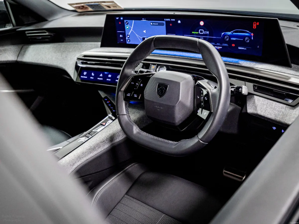 Peugeot 3008 E-Allure 73kWh 210HP - Image 2