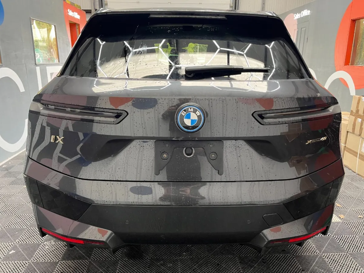 BMW iX 2023 BMW IX XDRIVE40 LAUNCH EDITION AUTOMAT - Image 3