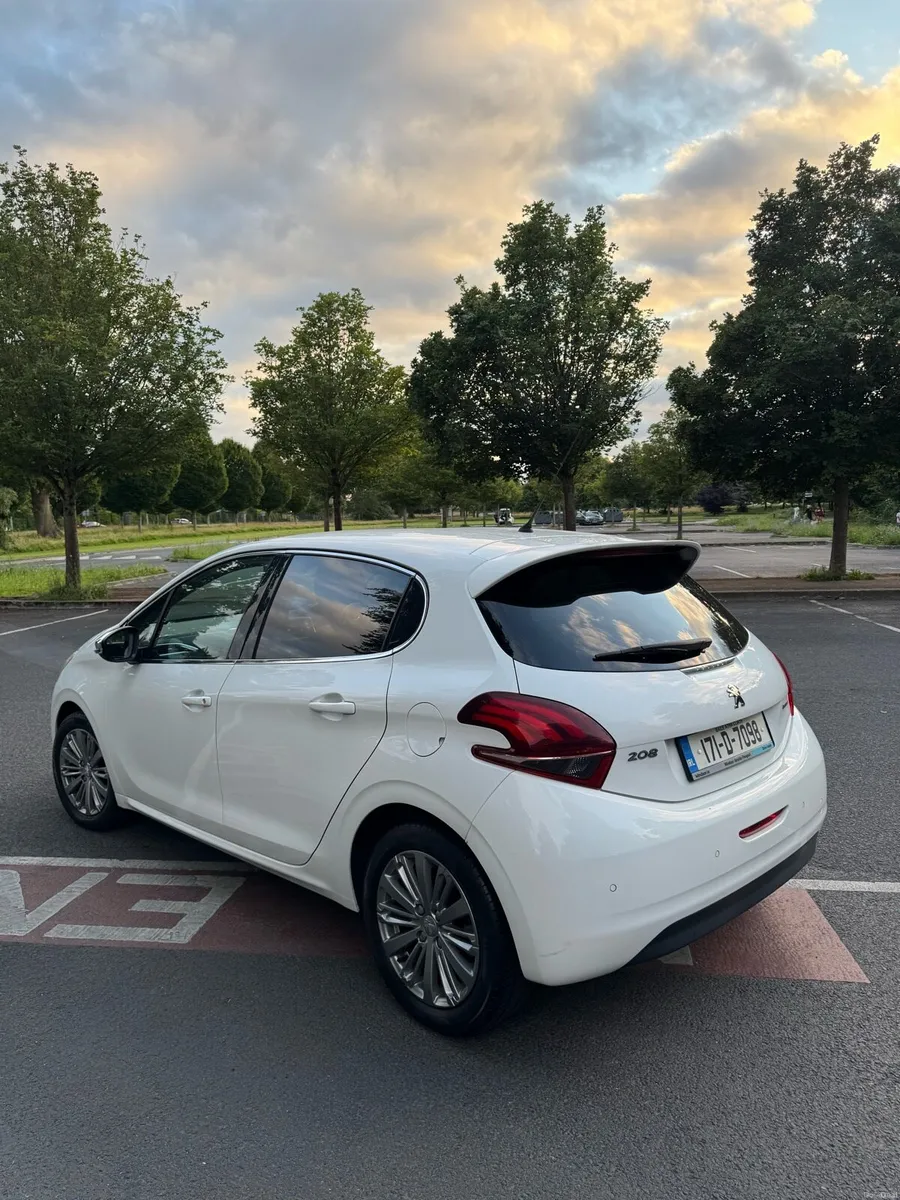 Low mileage Top spec - Image 4