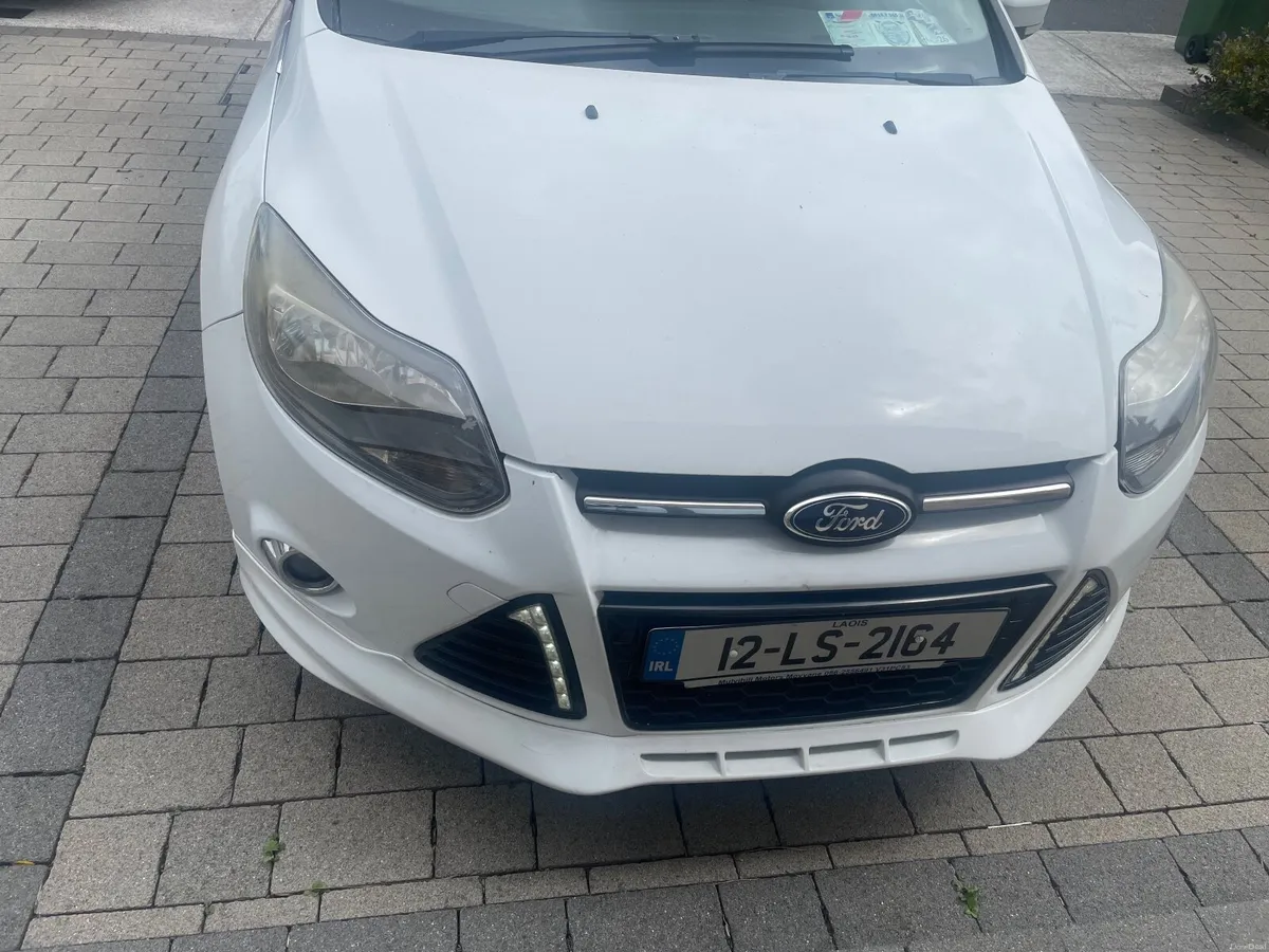White Ford Focus 2012 - Image 1