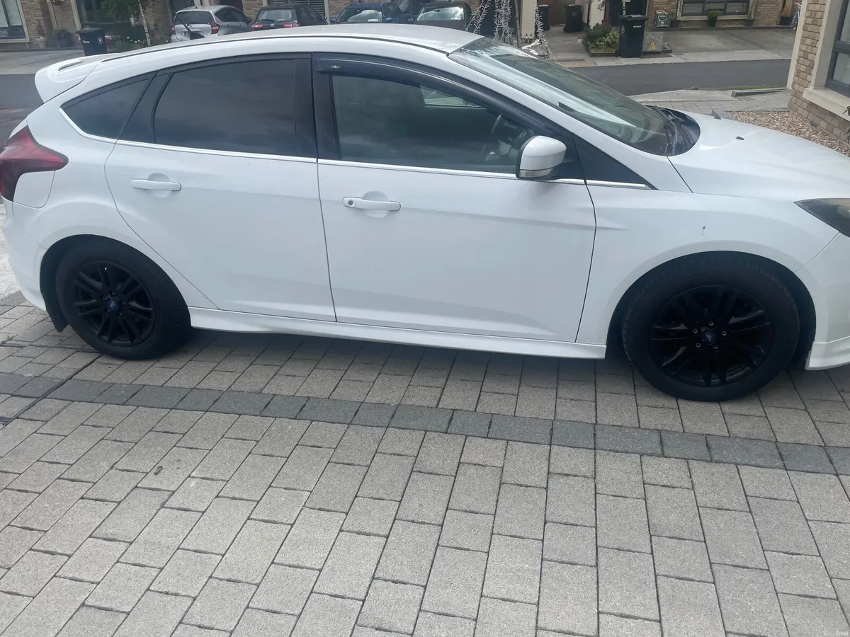 White Ford Focus 2012 - Image 4