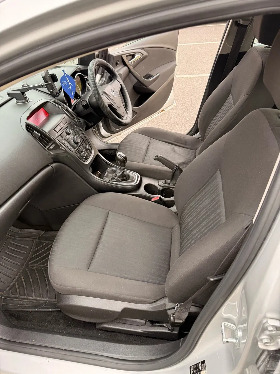 Opel Astra 2011 - Image 4