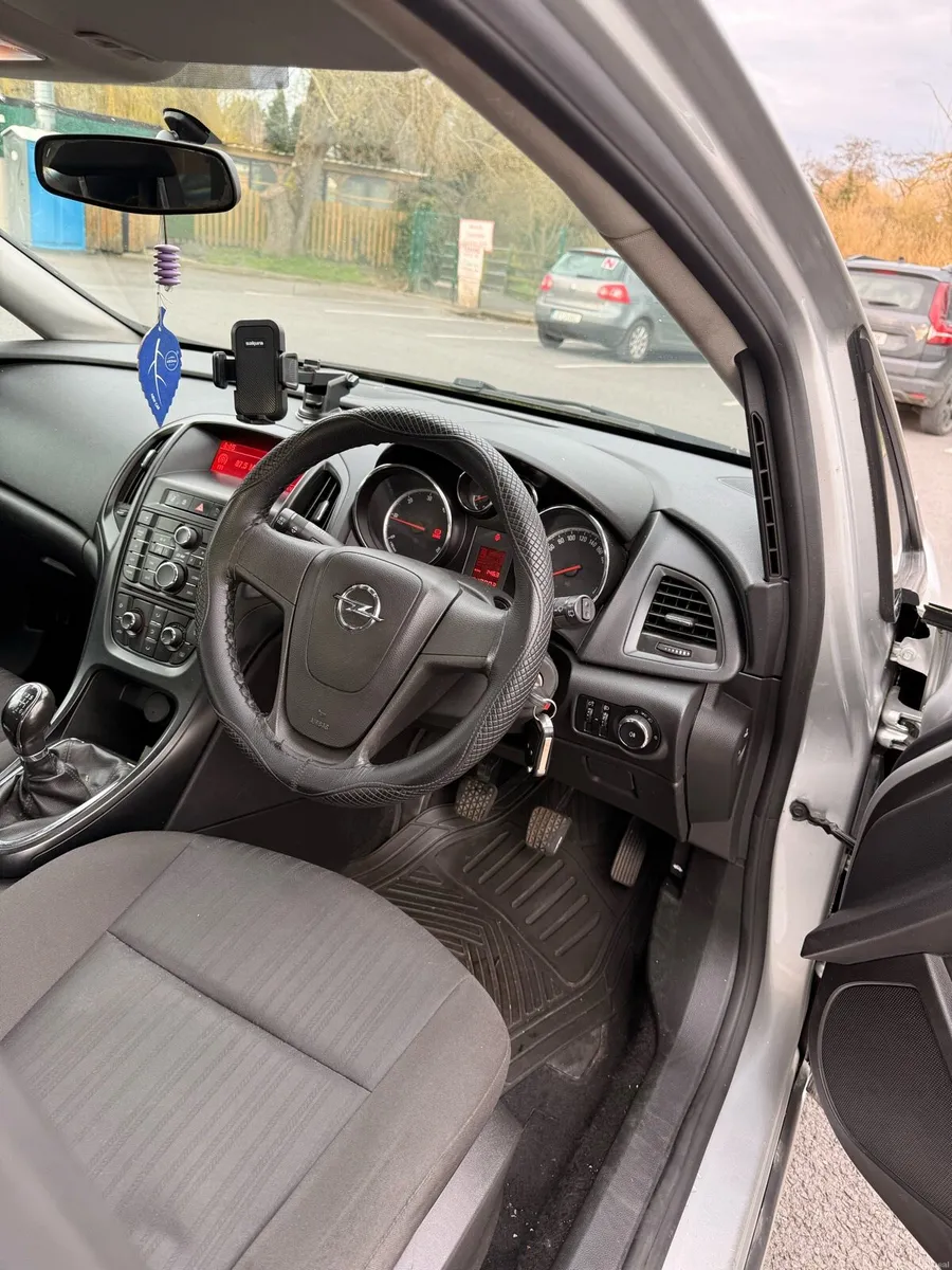 Opel Astra 2011 - Image 5