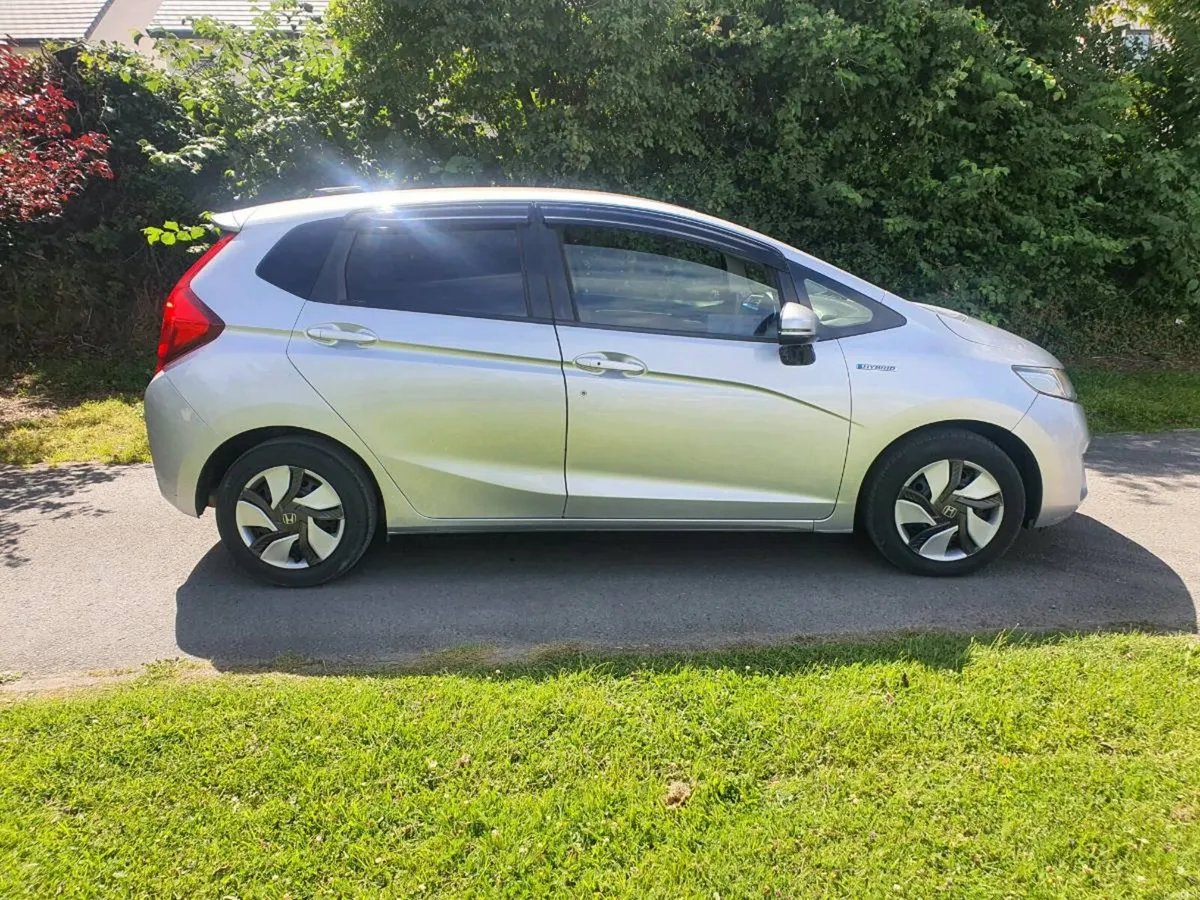 2015 Honda Fit NCT 03/27 Petrol Hybrid - Image 2