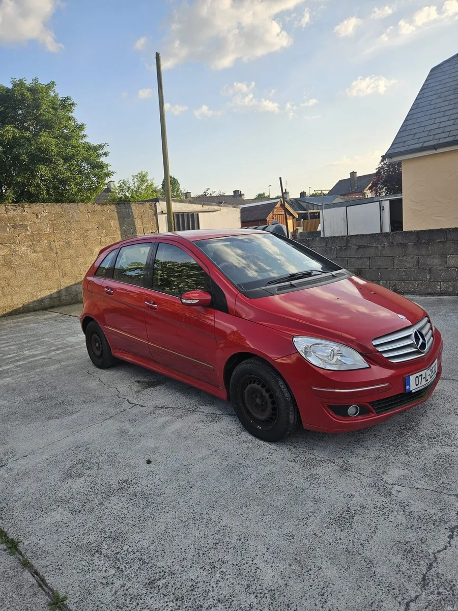 A cheap and low mileage petrol city car - Image 6