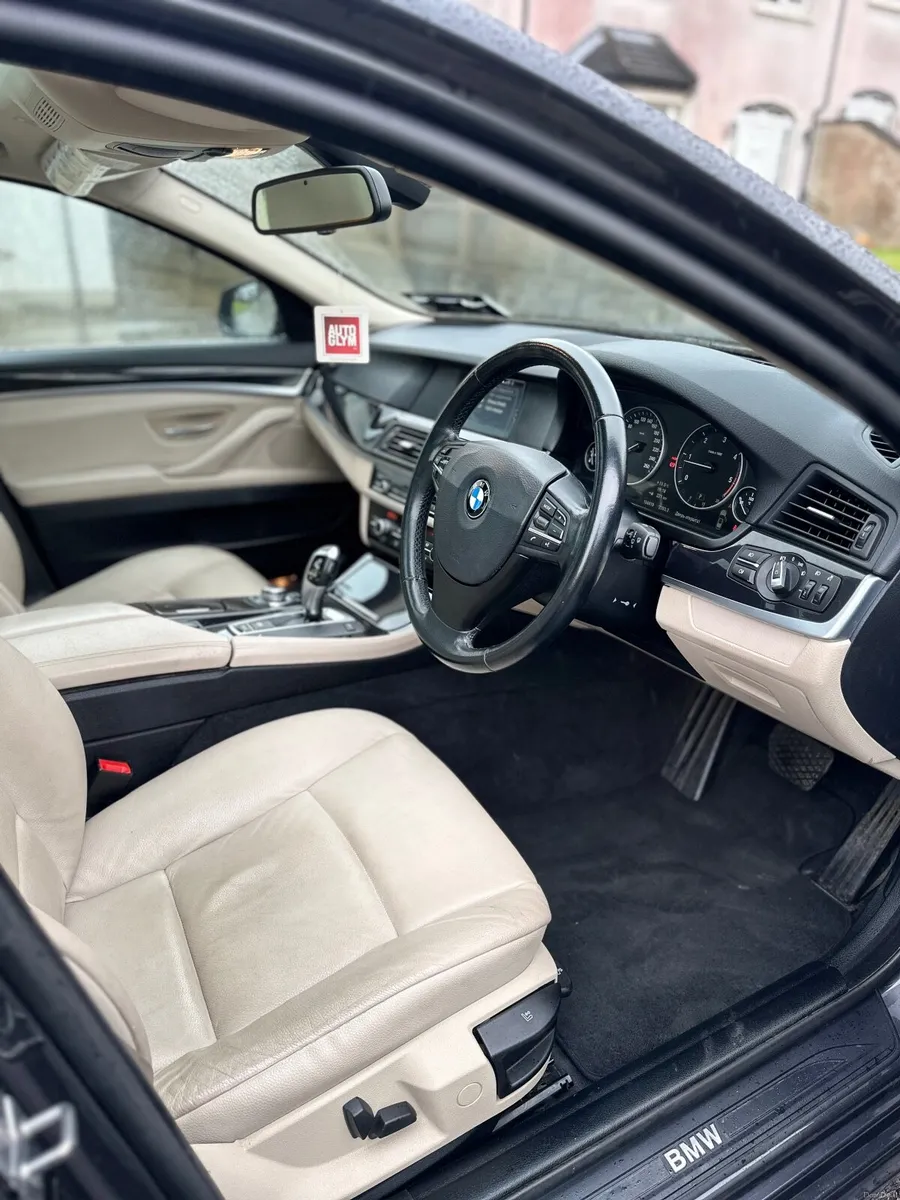 BMW 5-Series 2011 - Image 5