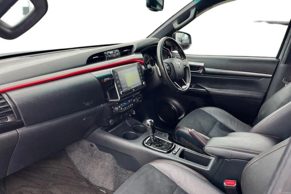 Toyota Hilux GR SPORT AUTO 2.8 D-4D Euro 6 204ps 4 - Image 3