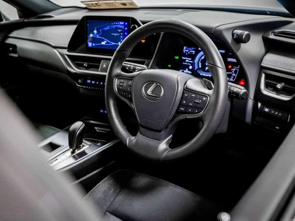 Lexus UX 300E 72.8kWh 205HP - Image 2