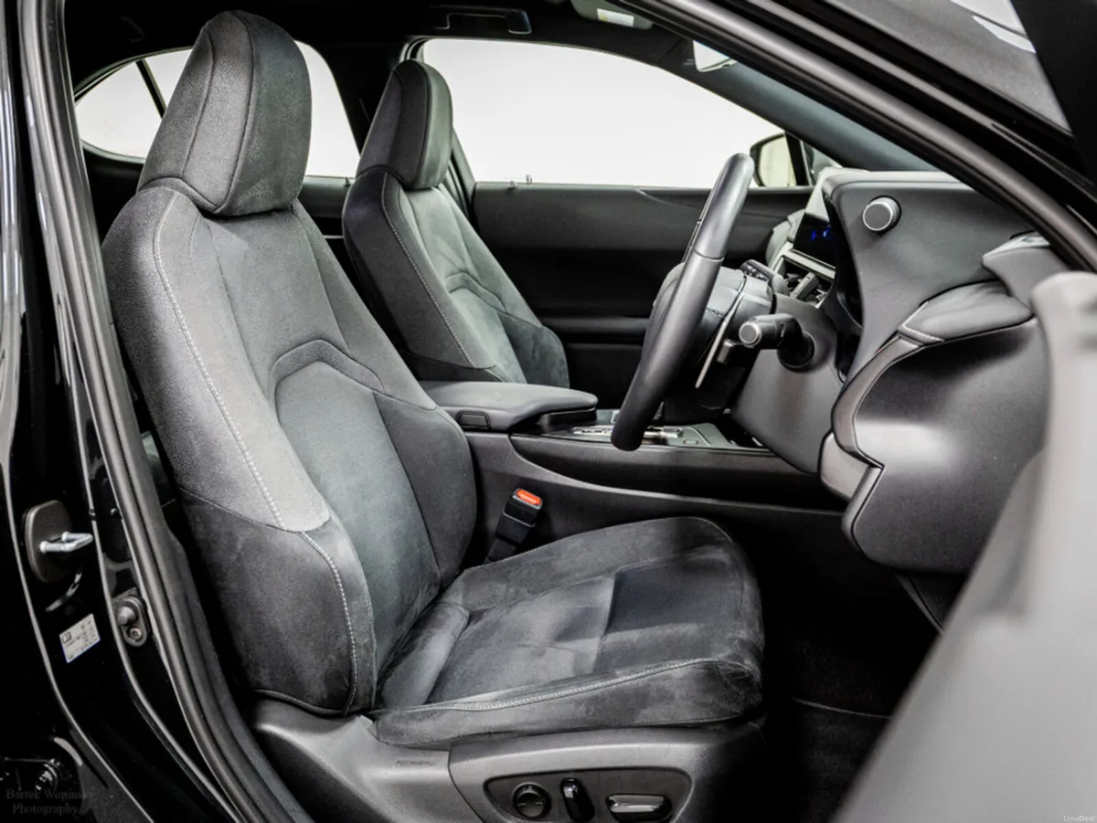 Lexus UX 300E 72.8kWh 205HP - Image 3