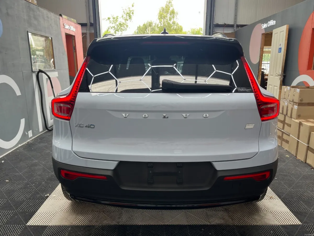 Volvo XC40 2023 VOLVO XC40 SINGLE MOTOR AUTOMATIC - Image 3