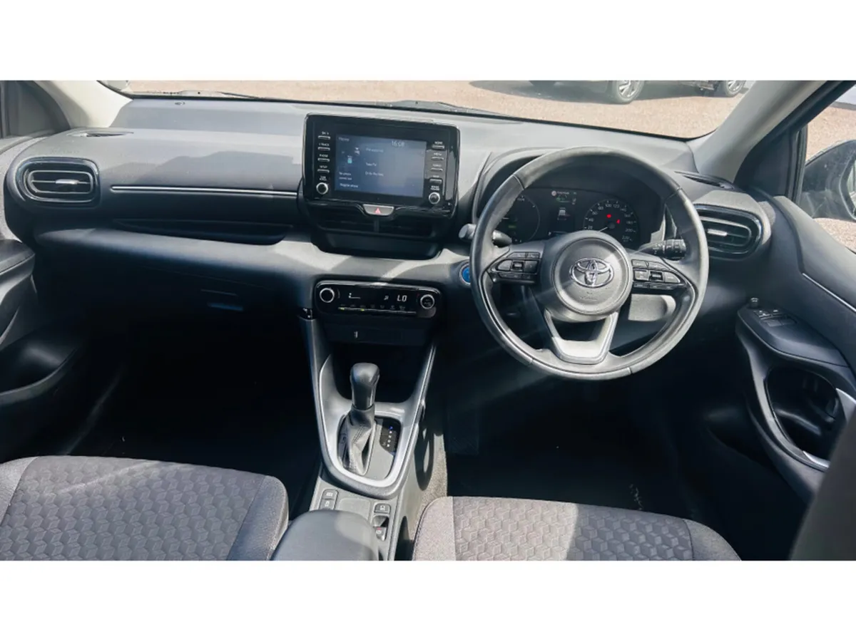 Toyota Yaris AUTOMATIC VERY LOW MILEAGE 1 PRIVATE - Image 3