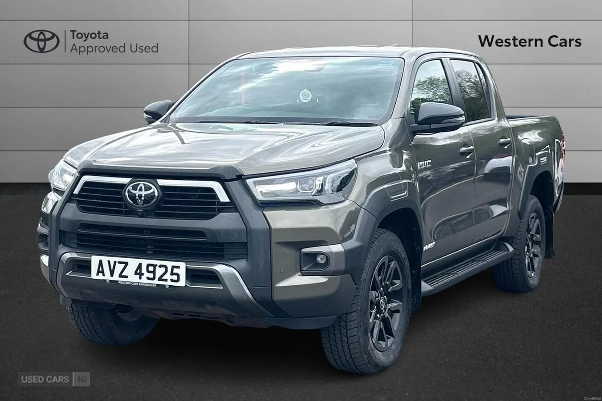 Toyota Hilux 2.8 D-4D Invincible X Auto 4WD Euro 6 - Image 3