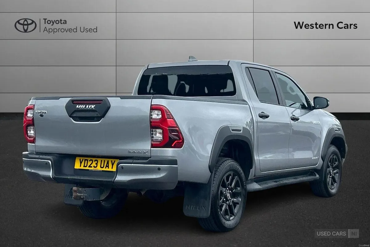 Toyota Hilux 2.8 D-4D Invincible X Auto 4WD Euro 6 - Image 2