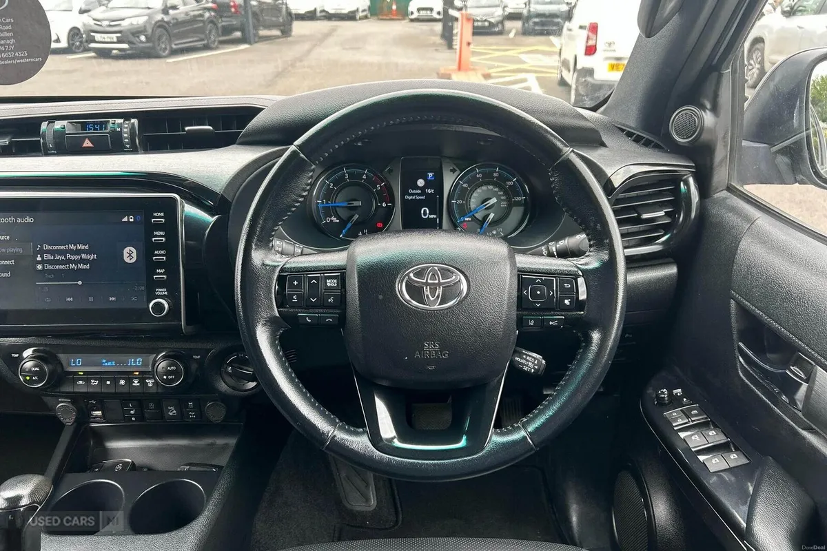 Toyota Hilux 2.8 D-4D Invincible X Auto 4WD Euro 6 - Image 6