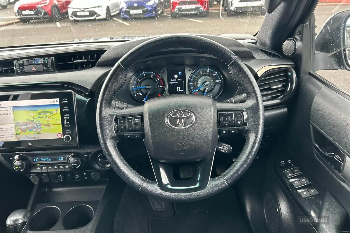 Toyota Hilux 2.8 D-4D Invincible X Auto 4WD Euro 6 - Image 6