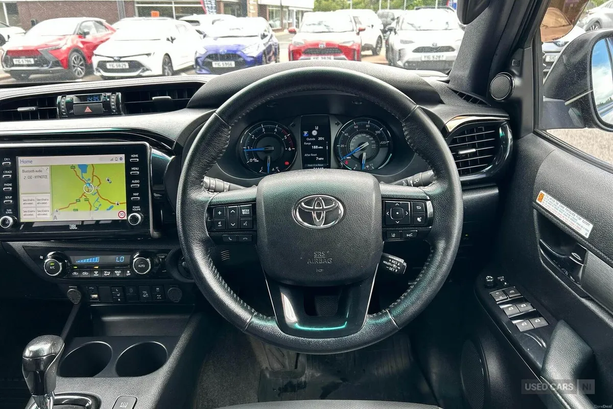Toyota Hilux 2.8 D-4D Invincible X Auto 4WD Euro 6 - Image 6
