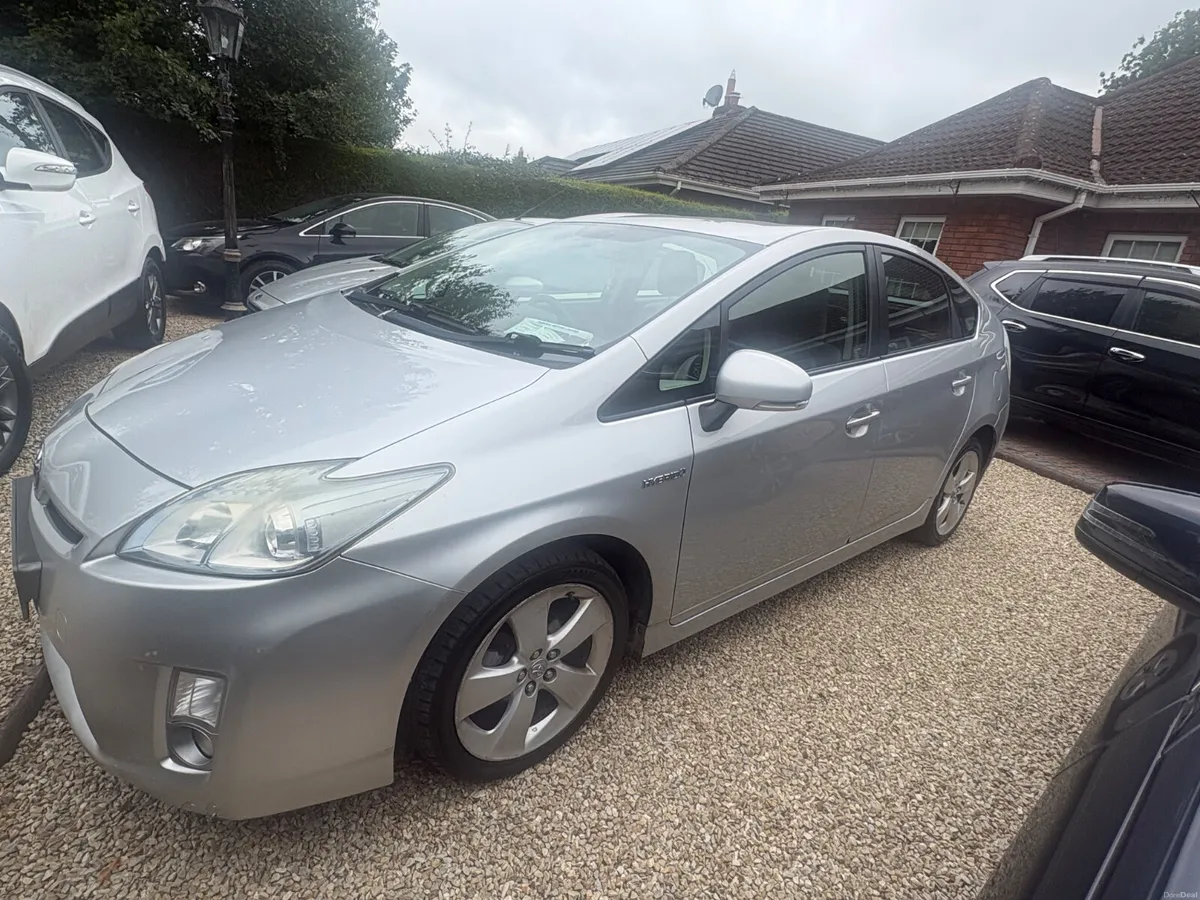 Toyota Prius 2011 (AUTOMATIC) - Image 2