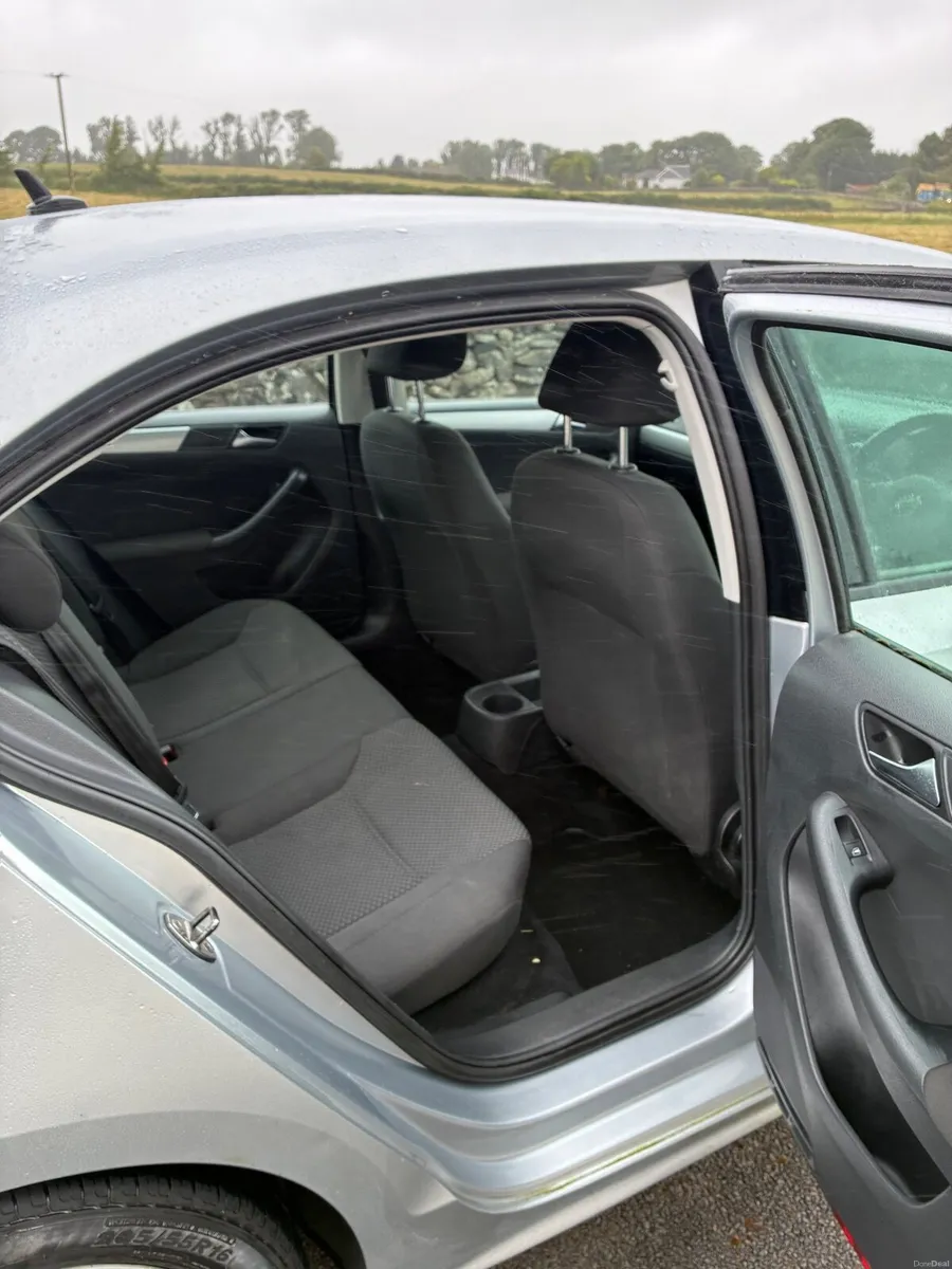 Volkswagen Jetta 2012 - Image 2