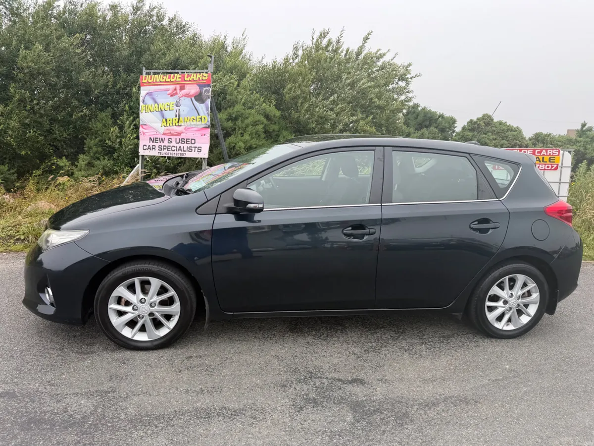 Toyota Auris 2014 - Image 2