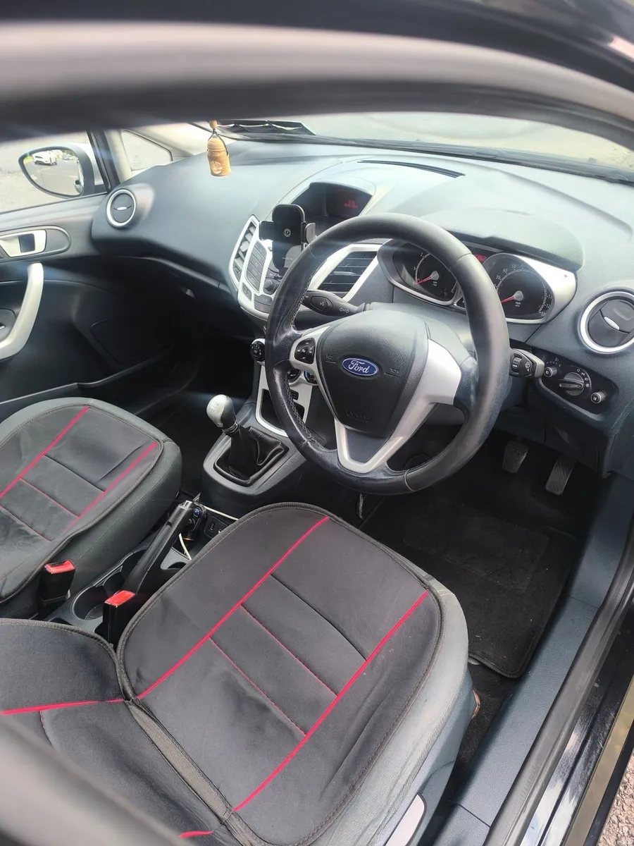 Ford Fiesta 2011 - Image 2