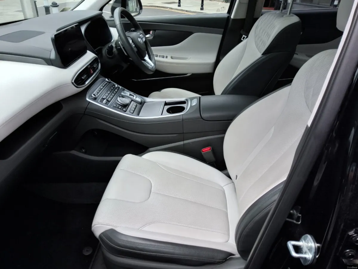 Hyundai Santa Fe PREMIUM PHEV  - Pan Roof - 7 Seat - Image 6